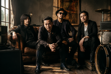 GIGI Band Indonesia tampil di atas panggung konser dengan formasi personel yang ikonik dan pencahayaan konser profesional