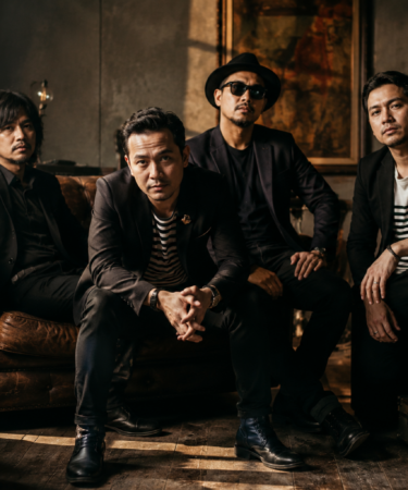 GIGI Band Indonesia tampil di atas panggung konser dengan formasi personel yang ikonik dan pencahayaan konser profesional