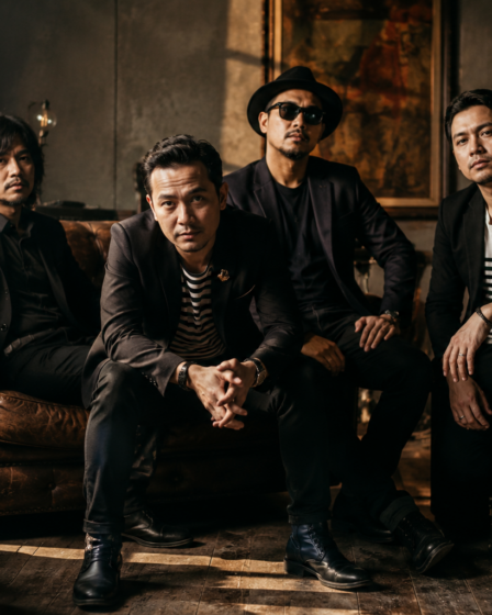 GIGI Band Indonesia tampil di atas panggung konser dengan formasi personel yang ikonik dan pencahayaan konser profesional