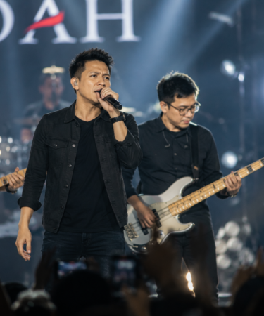 Band Noah tampil di atas panggung konser dengan tata cahaya profesional disaksikan ribuan penonton