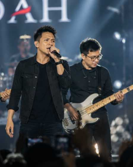 Band Noah tampil di atas panggung konser dengan tata cahaya profesional disaksikan ribuan penonton