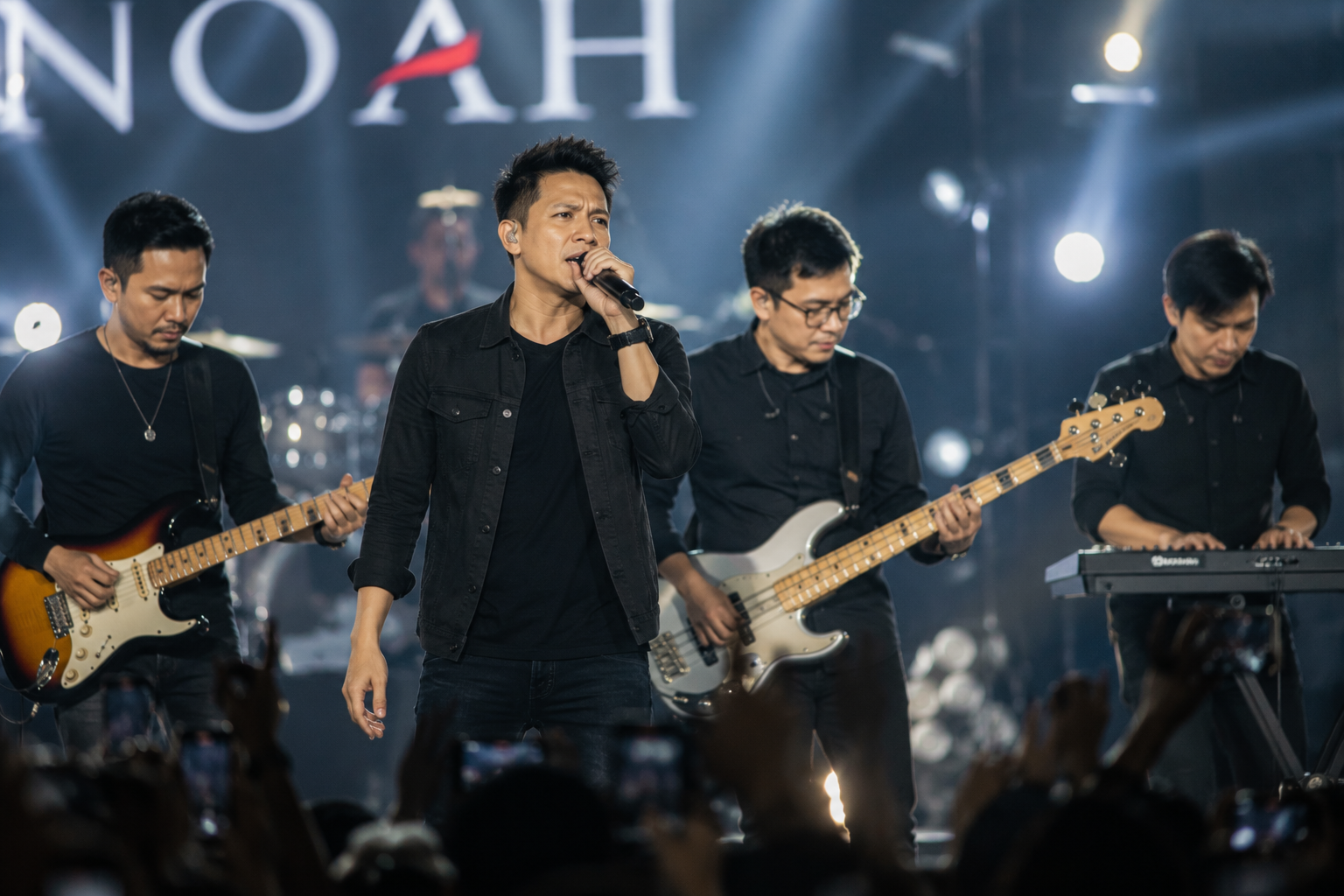 Band Noah tampil di atas panggung konser dengan tata cahaya profesional disaksikan ribuan penonton