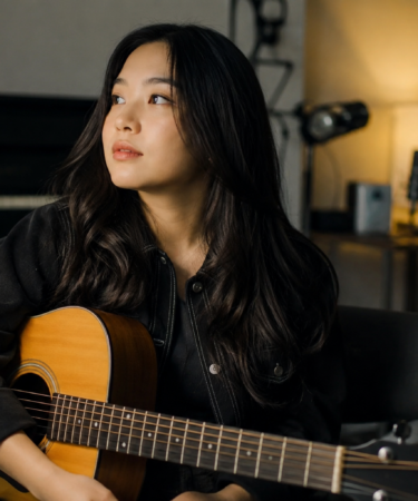 Bernadya tampil membawakan lagu dalam salah satu penampilan panggung sebagai bagian dari Karier Bernadya.