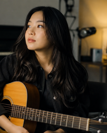 Bernadya tampil membawakan lagu dalam salah satu penampilan panggung sebagai bagian dari Karier Bernadya.