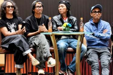 Slank Band Rock Indonesia tampil energik di atas panggung konser dengan ribuan penonton.