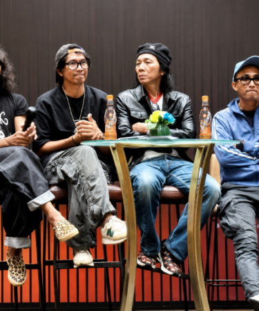 Slank Band Rock Indonesia tampil energik di atas panggung konser dengan ribuan penonton.