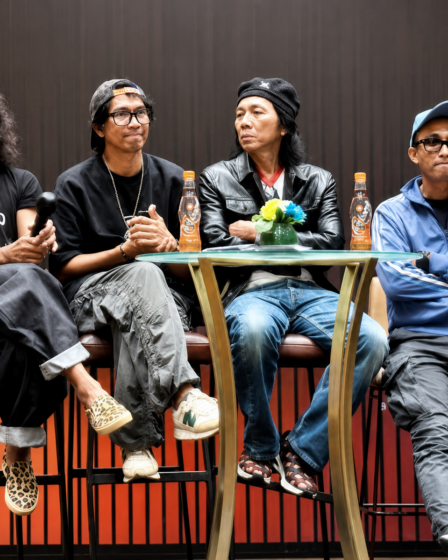 Slank Band Rock Indonesia tampil energik di atas panggung konser dengan ribuan penonton.