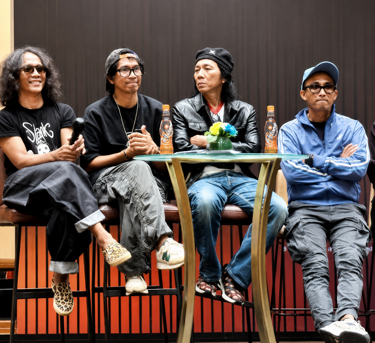 Slank Band Rock Indonesia tampil energik di atas panggung konser dengan ribuan penonton.