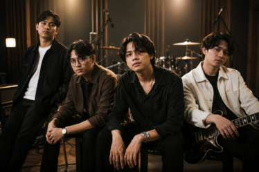 The Lantis Band saat tampil membawakan lagu di atas panggung dengan formasi lengkap.