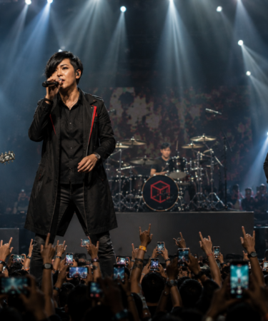 Kotak Band tampil energik di atas panggung konser musik rock Indonesia