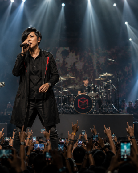 Kotak Band tampil energik di atas panggung konser musik rock Indonesia