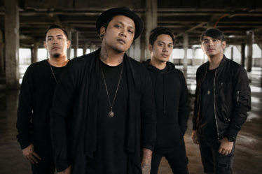 Last Child band pop rock Indonesia saat tampil membawakan lagu di atas panggung konser