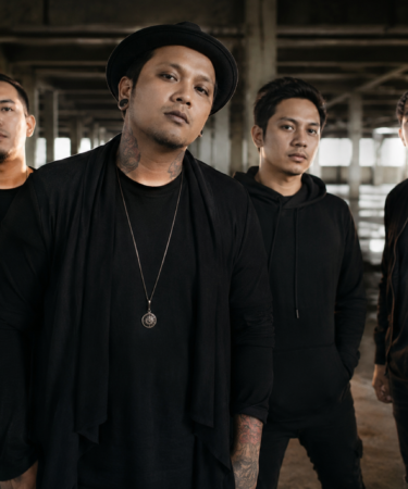 Last Child band pop rock Indonesia saat tampil membawakan lagu di atas panggung konser