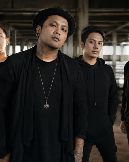 Last Child band pop rock Indonesia saat tampil membawakan lagu di atas panggung konser