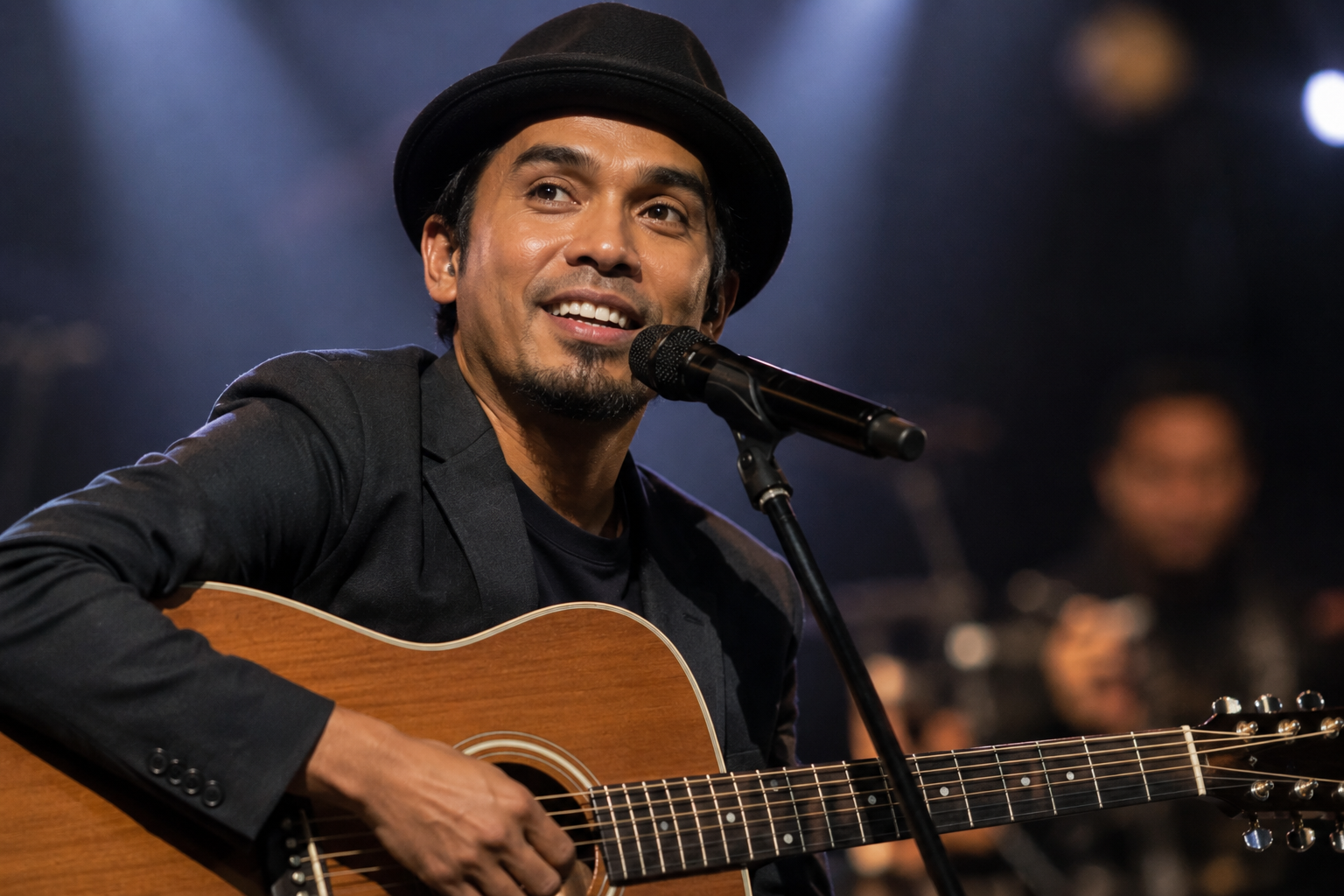 Glenn Fredly tampil membawakan lagu di atas panggung konser sebagai salah satu musisi Indonesia yang menginspirasi industri musik.