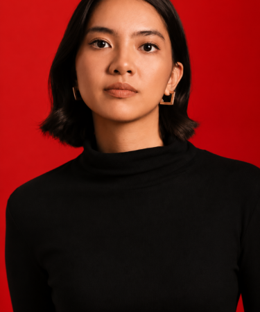 Dere Penyanyi Muda tampil membawakan lagu dengan penuh penghayatan di atas panggung.