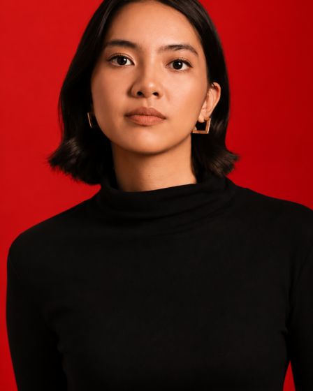 Dere Penyanyi Muda tampil membawakan lagu dengan penuh penghayatan di atas panggung.