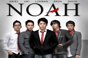 Band NOAH tampil di atas panggung konser dengan pencahayaan megah dan ribuan penonton.