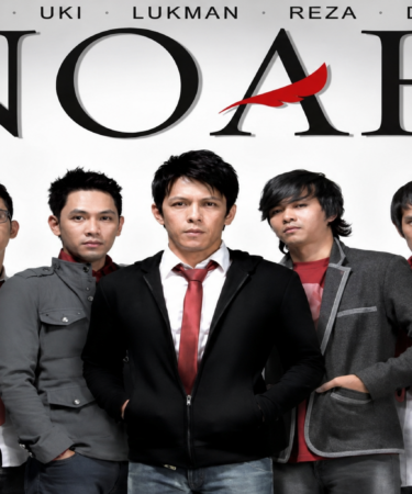 Band NOAH tampil di atas panggung konser dengan pencahayaan megah dan ribuan penonton.