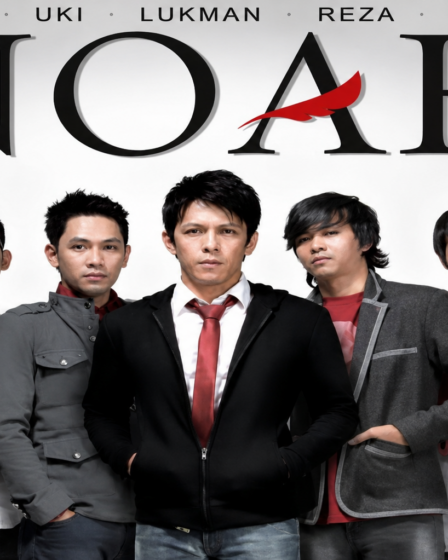 Band NOAH tampil di atas panggung konser dengan pencahayaan megah dan ribuan penonton.