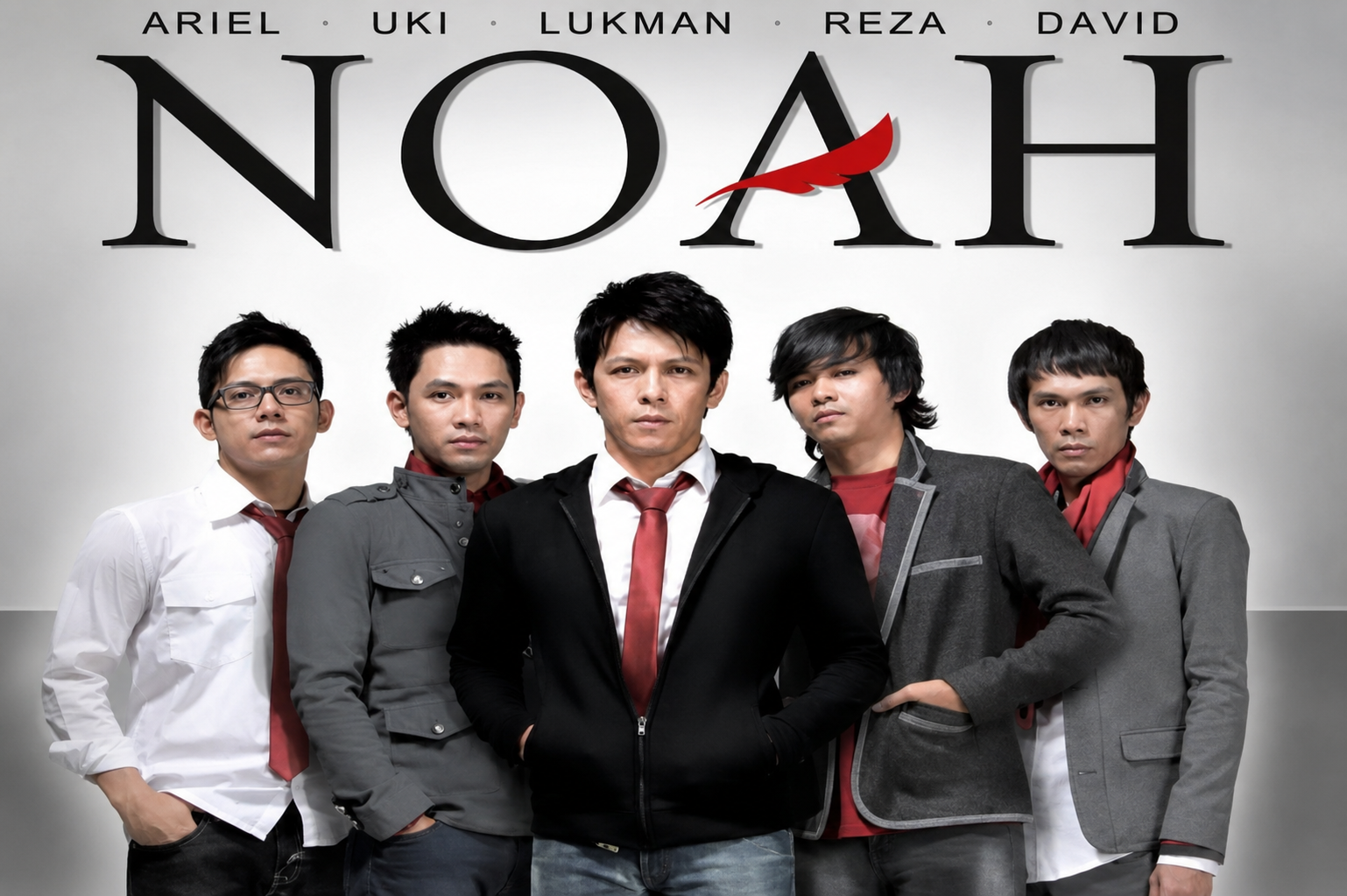 Band NOAH tampil di atas panggung konser dengan pencahayaan megah dan ribuan penonton.