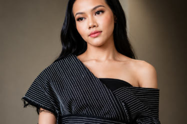 Yura Yunita tampil membawakan lagu di atas panggung dengan karakter vokal yang khas dan penuh penghayatan.
