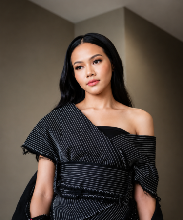Yura Yunita tampil membawakan lagu di atas panggung dengan karakter vokal yang khas dan penuh penghayatan.