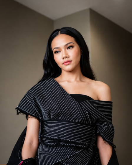 Yura Yunita tampil membawakan lagu di atas panggung dengan karakter vokal yang khas dan penuh penghayatan.