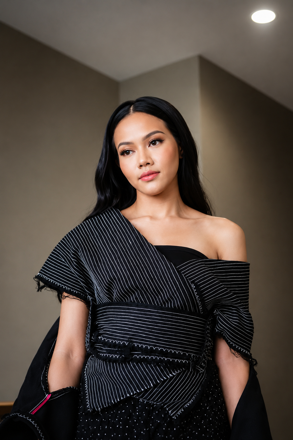 Yura Yunita tampil membawakan lagu di atas panggung dengan karakter vokal yang khas dan penuh penghayatan.