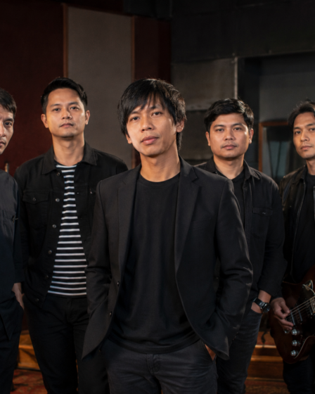 Personel D'Masiv tampil membawakan lagu di atas panggung konser dengan pencahayaan profesional dan suasana meriah