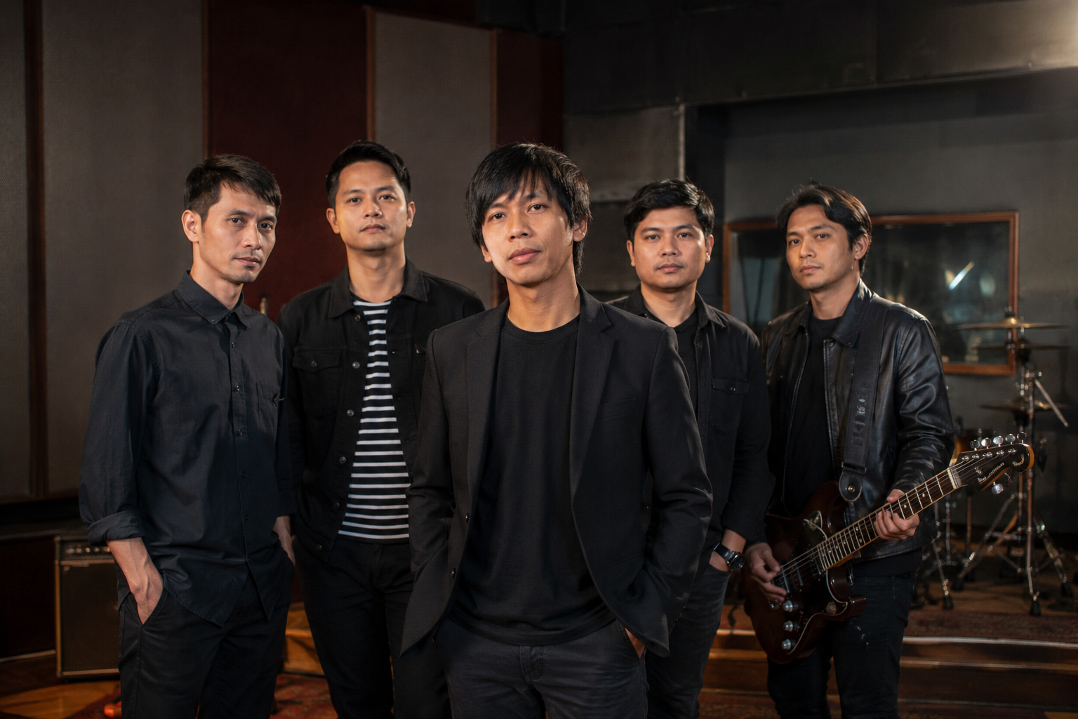 Personel D'Masiv tampil membawakan lagu di atas panggung konser dengan pencahayaan profesional dan suasana meriah