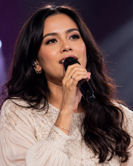 Raisa tampil di atas panggung konser membawakan lagu dengan penuh penghayatan di hadapan ribuan penonton.
