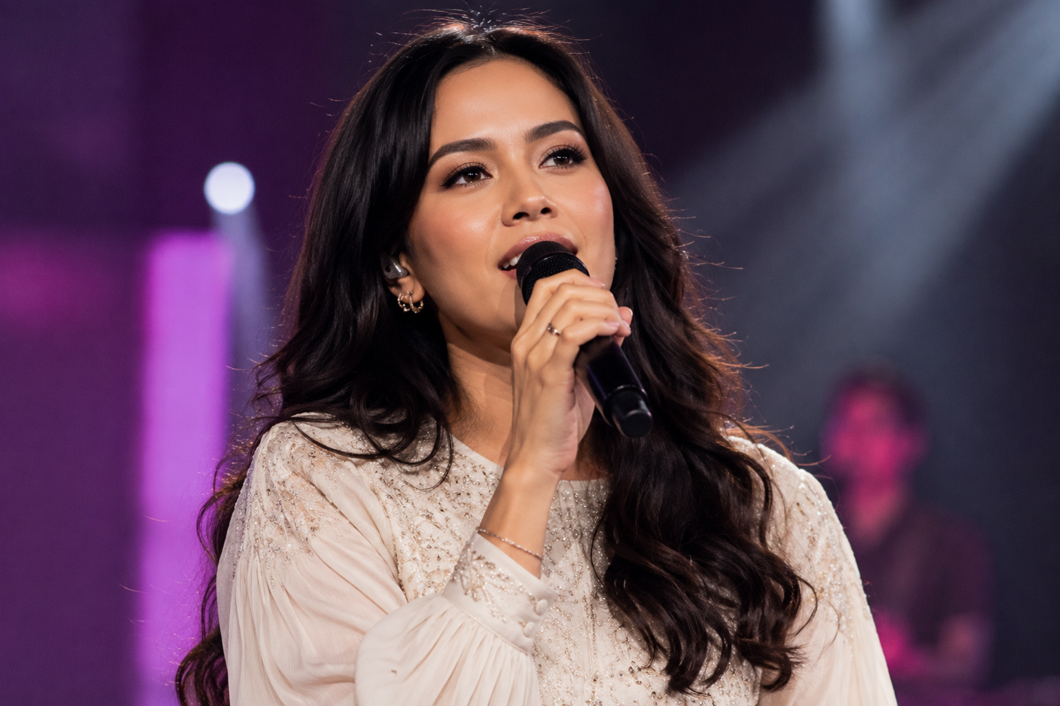 Raisa tampil di atas panggung konser membawakan lagu dengan penuh penghayatan di hadapan ribuan penonton.