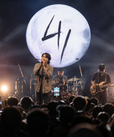 Fourtwnty tampil membawakan lagu dalam sebuah konser musik di Indonesia