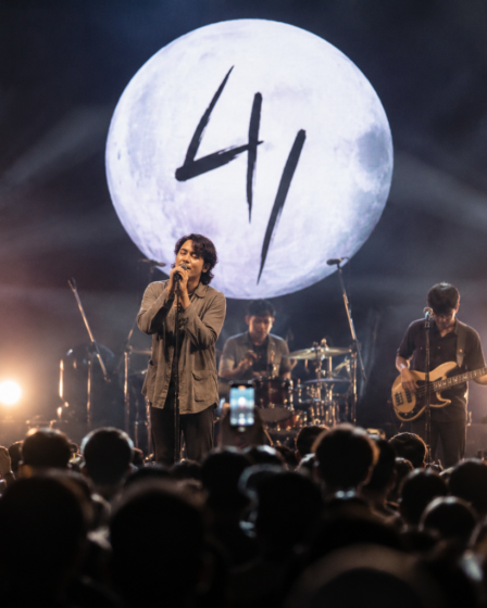 Fourtwnty tampil membawakan lagu dalam sebuah konser musik di Indonesia