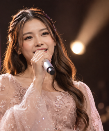 Tiara Andini tampil membawakan lagu di atas panggung konser dengan ekspresi penuh percaya diri dan karakter vokal yang khas.