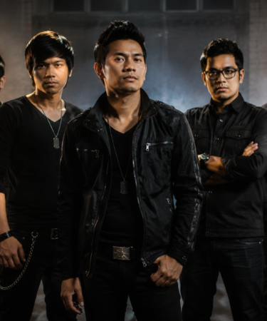 Grup band ST12 tampil di atas panggung membawakan lagu pop Melayu yang populer di Indonesia