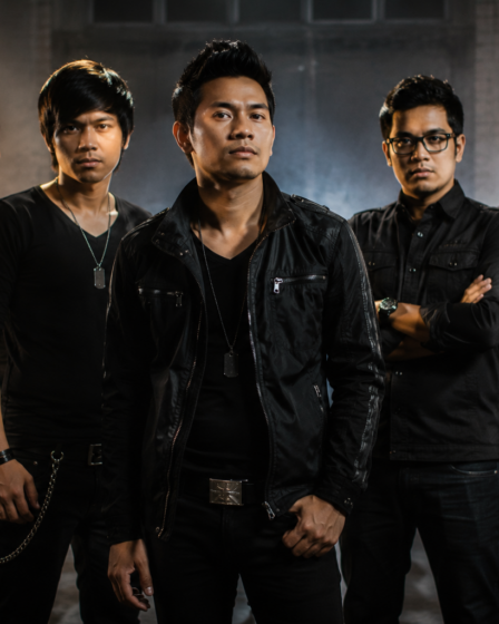 Grup band ST12 tampil di atas panggung membawakan lagu pop Melayu yang populer di Indonesia
