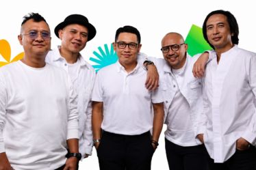 Padi Reborn tampil di atas panggung konser dengan tata cahaya dramatis dan membawakan lagu-lagu pop rock Indonesia