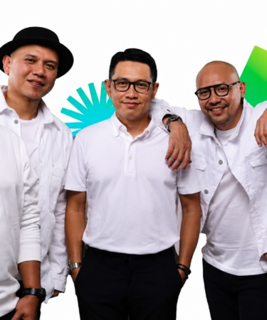 Padi Reborn tampil di atas panggung konser dengan tata cahaya dramatis dan membawakan lagu-lagu pop rock Indonesia