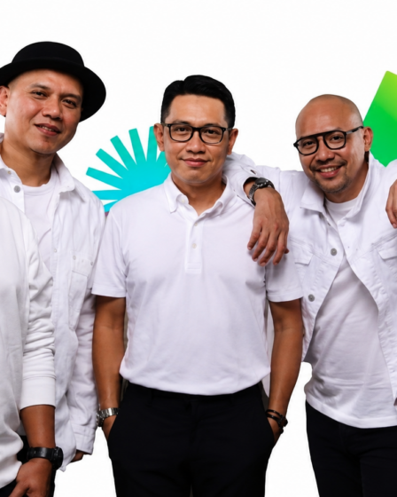 Padi Reborn tampil di atas panggung konser dengan tata cahaya dramatis dan membawakan lagu-lagu pop rock Indonesia
