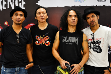 Slank Band Indonesia tampil di atas panggung dengan formasi Bimbim, Kaka, Ivanka, Ridho, dan Abdee saat membawakan lagu di depan ribuan penonton.