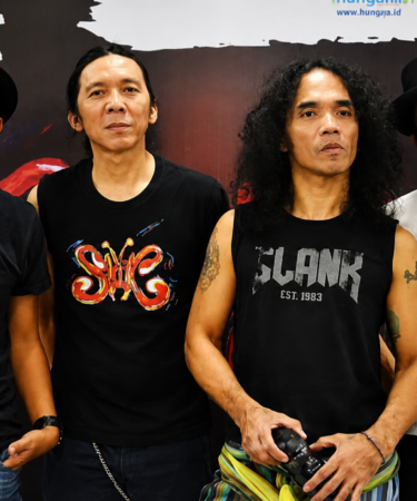 Slank Band Indonesia tampil di atas panggung dengan formasi Bimbim, Kaka, Ivanka, Ridho, dan Abdee saat membawakan lagu di depan ribuan penonton.