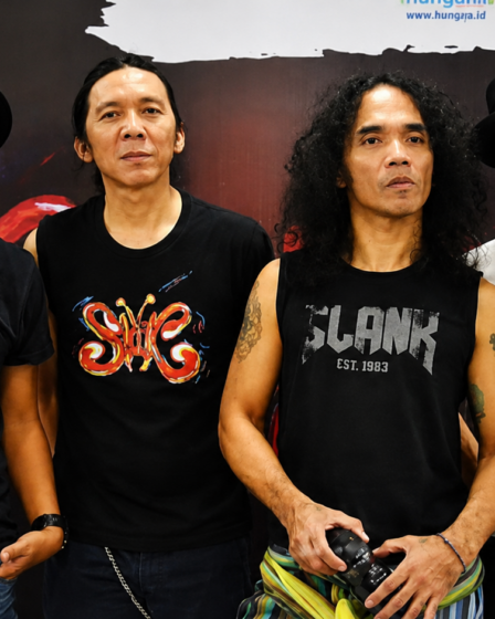 Slank Band Indonesia tampil di atas panggung dengan formasi Bimbim, Kaka, Ivanka, Ridho, dan Abdee saat membawakan lagu di depan ribuan penonton.