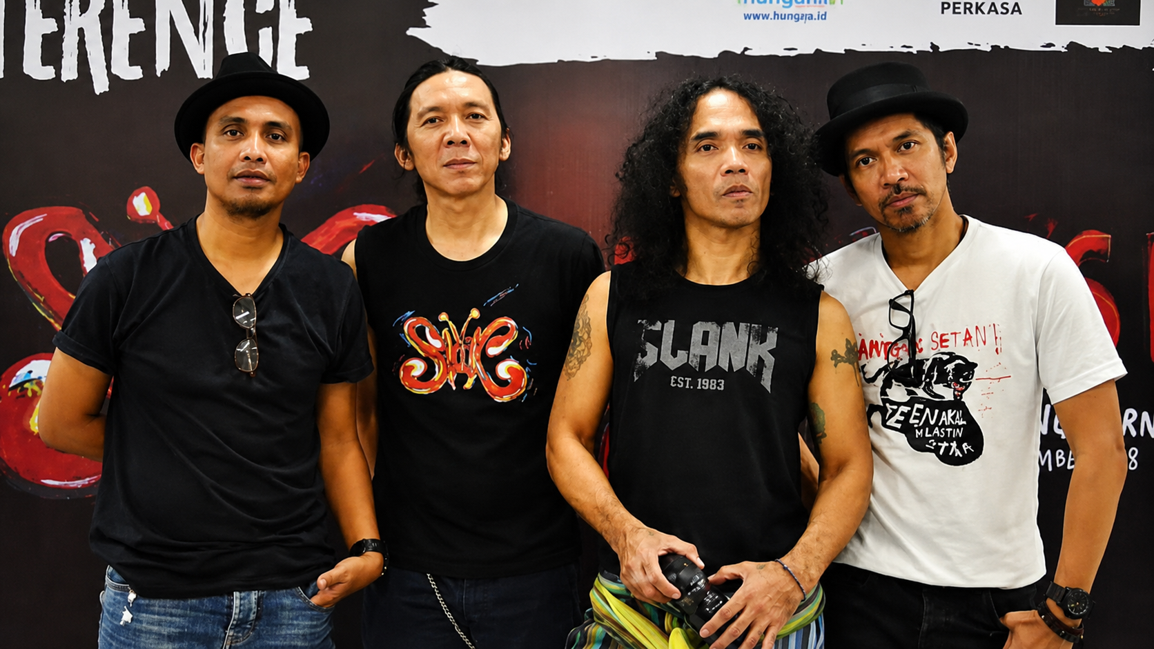 Slank Band Indonesia tampil di atas panggung dengan formasi Bimbim, Kaka, Ivanka, Ridho, dan Abdee saat membawakan lagu di depan ribuan penonton.