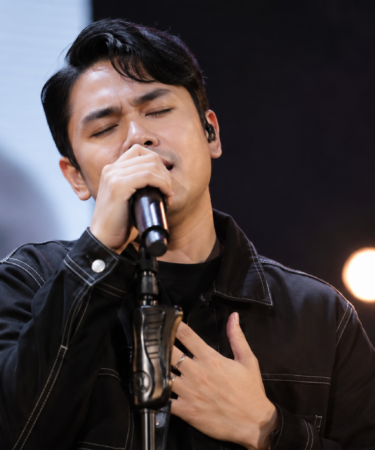 Mario G Klau tampil membawakan lagu di atas panggung konser dengan karakter vokal yang kuat dan penuh penghayatan.