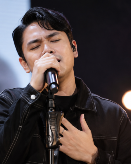 Mario G Klau tampil membawakan lagu di atas panggung konser dengan karakter vokal yang kuat dan penuh penghayatan.
