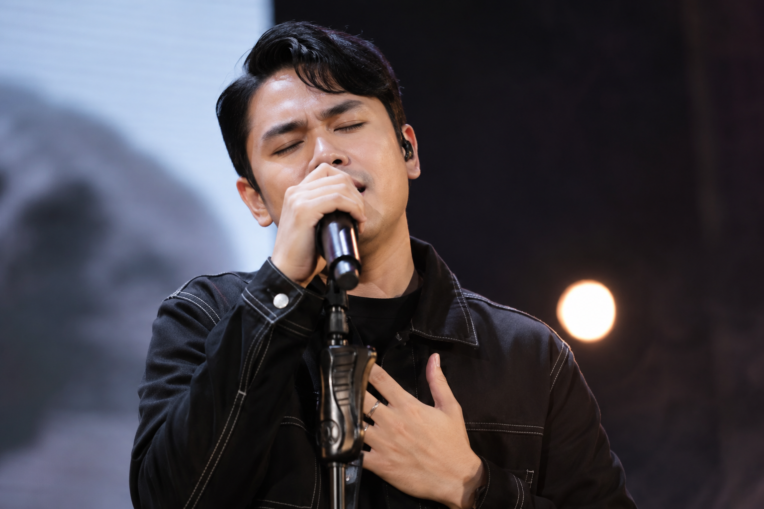 Mario G Klau tampil membawakan lagu di atas panggung konser dengan karakter vokal yang kuat dan penuh penghayatan.