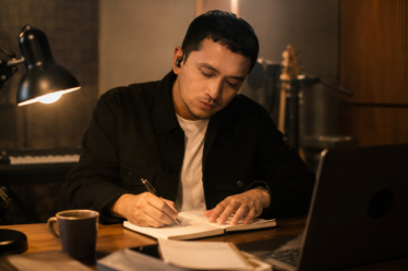 Sal Priadi tampil membawakan lagu dengan ekspresi penuh penghayatan di atas panggung
