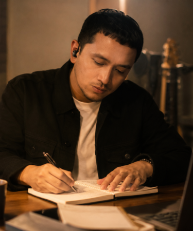 Sal Priadi tampil membawakan lagu dengan ekspresi penuh penghayatan di atas panggung